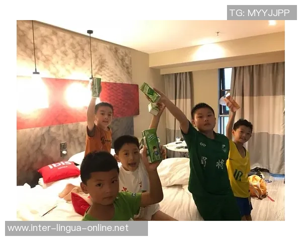 足球明星惊喜造访粉丝家中共度难忘时光引发热烈讨论 足球明星惊喜造访粉丝家中共度难忘时光引发热烈讨论