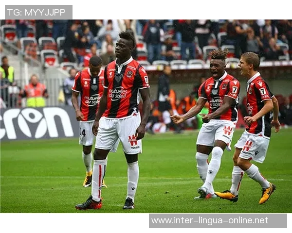 足球明星激情转场燃爆全场引发球迷热烈追捧与期待 足球明星激情转场燃爆全场引发球迷热烈追捧与期待