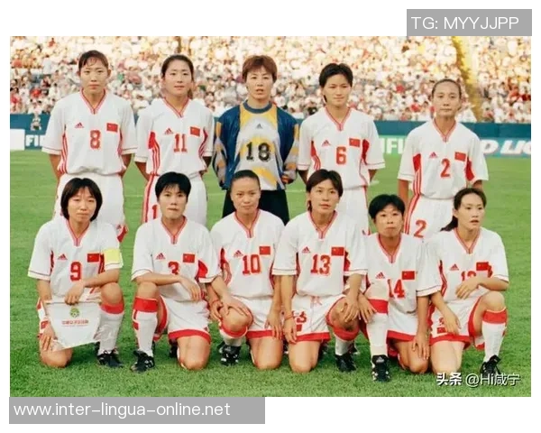 退役足球明星重聚合影展现昔日辉煌与友谊的珍贵时刻 退役足球明星重聚合影展现昔日辉煌与友谊的珍贵时刻